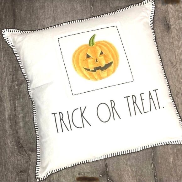 RAE DUNN ‘Trick Or Treat’ Halloween Pilow - Picture 1 of 1